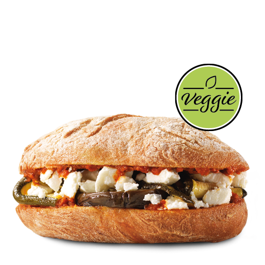 Rustikales Weizenbrötchen, belegt mit gegrillte Auberginen- und Zucchinistreifen, Pesto Rosso und Fetakäse