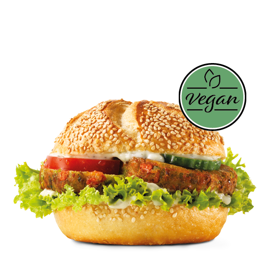 Weizenbrötchen belegt mit einem Gemüsetaler, Salat, Tomate, Gurke und veganer Remoulade