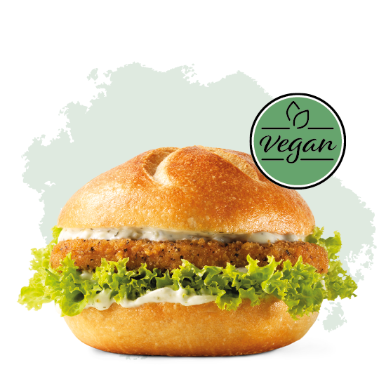 Knuspriges Weizenbrötchen, belegt mit einem veganen Schnitzel auf Soja- und Weizeneiweißbasis und veganer Remoulade