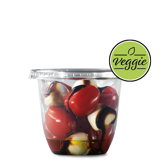 Tomaten und Mozzarellakugeln mit Olivenöl und Balsamico-Dressing